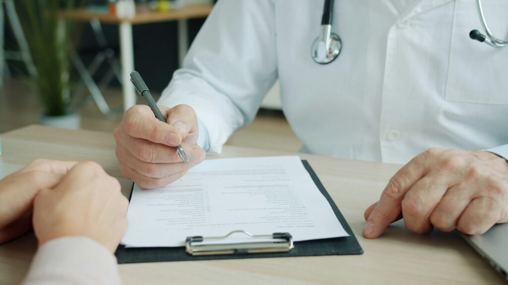 Médico oncologista preenchendo laudo para isenção de IR